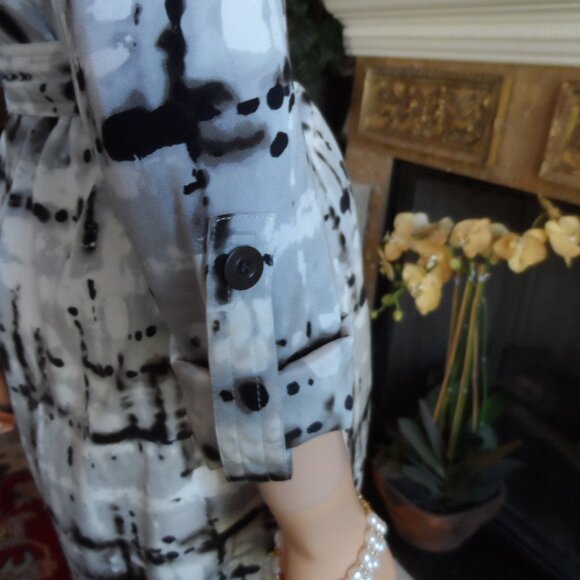 St. John Gray/White & Black Abstract Print Silk Crepe Belted Shirt Dress Size 2 - Picture 11 of 16